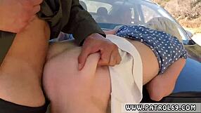 키티가 경찰 박음, 귀여운 밝은 머리 금발 허니 말린 무어가 유니폼 야외 페이셜에서 블로잡