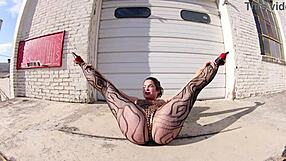 Curvy babe in thong walks docks 😏