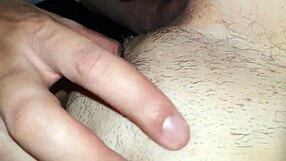 Брюнетка не устояла и вытрахалась на качелях