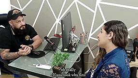 Îi face șefului un oral sălbatic să-și păstreze jobul, și el termină satisfăcut.