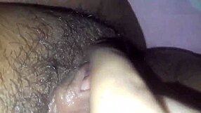 湿润阴户滴着欲望，她在自制毛茸茸片段中挑逗