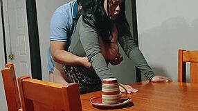 Я трахнул свою мачеху, пока она убирала со стола в домашнем клипе