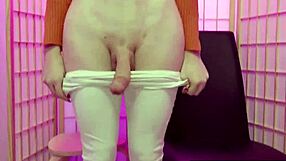 malá 18+ asijská zákaznice šukána dvěma velkými transkami v zkušební místnosti