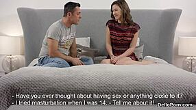 חתלתולה מתוקה מפרישה את השסע הוורוד ומוותרת על הבתולין