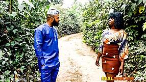 Afriški štud raziskuje tesno črno grmičevje v domačem posnetku