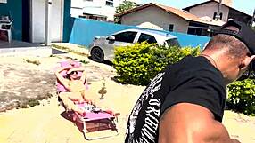 انتظرت حتى يخرج زوجي لأعطيها لعامل السباحة تماماً بالأحمر والشفاف