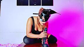 Me destruyo el co�o con una enorme bbc