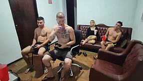 Игра друзей в видеоигру превращается в страстный гейский анал секс