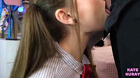 女の子がチンポをクローズアップでフェラ、ティーンが口内に射精