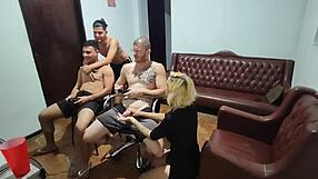 Игра друзей в видеоигру превращается в страстный гейский анал секс