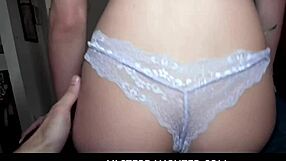 Маленькая падчерица Эйнджел Янг 18+ делает хитрый ход за телефоном 😈