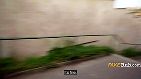 Чешка секретарка невољно пристаје за новац, скида гаћице у преузимању аутом