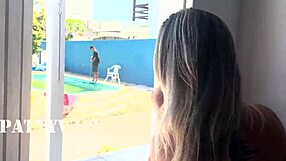 انتظرت حتى يخرج زوجي لأعطيها لعامل السباحة تماماً بالأحمر والشفاف