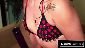 Latina con gran culo monta a un negro alto en Florida. Acción outdoor termina con corrida sucia en sus curvas.