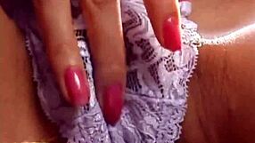 上品なアジア熟女がソロで熱いオナニーセッションでイク！