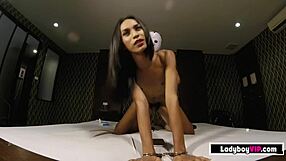 เลดี้บอยสาวไทยสวยๆ โดนจ้างมาโดนเย็ดรูดควย