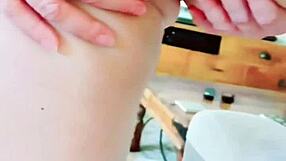 Зрелая женщина раздвигает свои огромные губки киски крупным планом