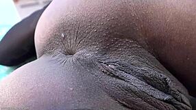 Svart närbild onanerar!