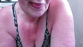 濡れたレトロPOVシーンで彼女の母親に誘惑される