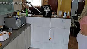 Gostosa safada com tetas naturais, masturbando-se loucamente!