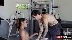 Bold busty slut seduces guy at gym