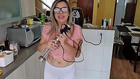 Gostosa safada com tetas naturais, masturbando-se loucamente!