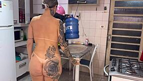 Minha esposa safada recebeu o entregador de água totalmente pelada na porta, a foda mais gostosa que vocês verão aqui com essa safada de buceta quente indo gozar dentro