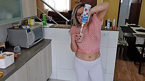 Gostosa safada com tetas naturais, masturbando-se loucamente!