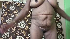Zrelá indická teta ukazuje nahý tučný zadok a vagínu