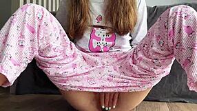 嘿，想看这个18+青少年从睡衣玩弄喷水吗？