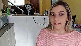 Gostosa safada com tetas naturais, masturbando-se loucamente!