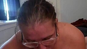 Esposa hermosa traga carga enorme de semen