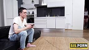 في الخيال مراهقة 18+ تغري أخيها بالتبني المشغول بتخريب لعبة فيديو وتحصل على وجهي