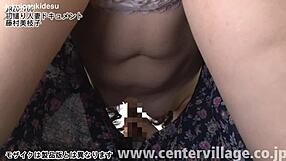 Dokumentari isteri kali pertama dengan Mieko Fujimura dalam seks bertiga liar posisi bongkok creampie!