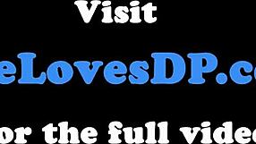 Storbarmet babe rider og sutter pik i europæisk gruppeaction