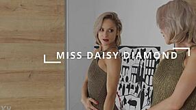 Я ласкаю свою сочную киску со сквиртом в рваных колготках