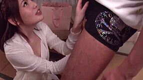 欲求不满的亚洲明星有贺由亚带来狂野口交性感片段