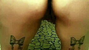 Gran culo se mueve en la ducha masturbando