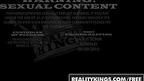 צעירה שחורה כושרת צ'נל הרט מזיינת חזק גבר לבן במציאות