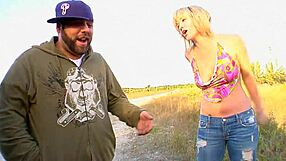 Давай, трахальщик, долби ее киску