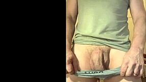 exibindo o pauzão mole quer me dar uma mão