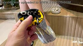 Humilhando esse pau pequeno e imprestável queimando a lingua dele.