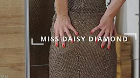 Я ласкаю свою сочную киску со сквиртом в рваных колготках