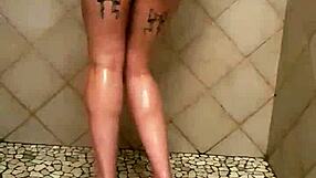 Gran culo se mueve en la ducha masturbando