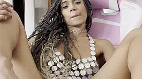 essa princesinha goza com brinquedinho na buceta molhada