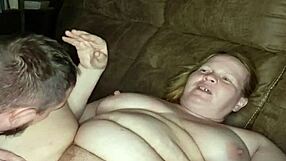 Hun er liderlig og våd af graviditet, vil kneppes på sofaen!