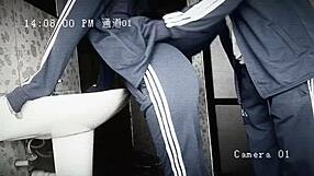 Эй, ты нас записываешь? Милая школьница 18+ трахается с одноклассником в туалете!