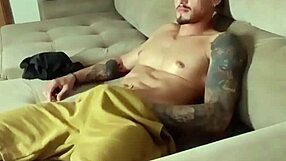 chubby girl masturbates on live