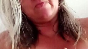 Зряла жена дава ръчна и духане по време на масаж