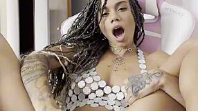 essa princesinha goza com brinquedinho na buceta molhada